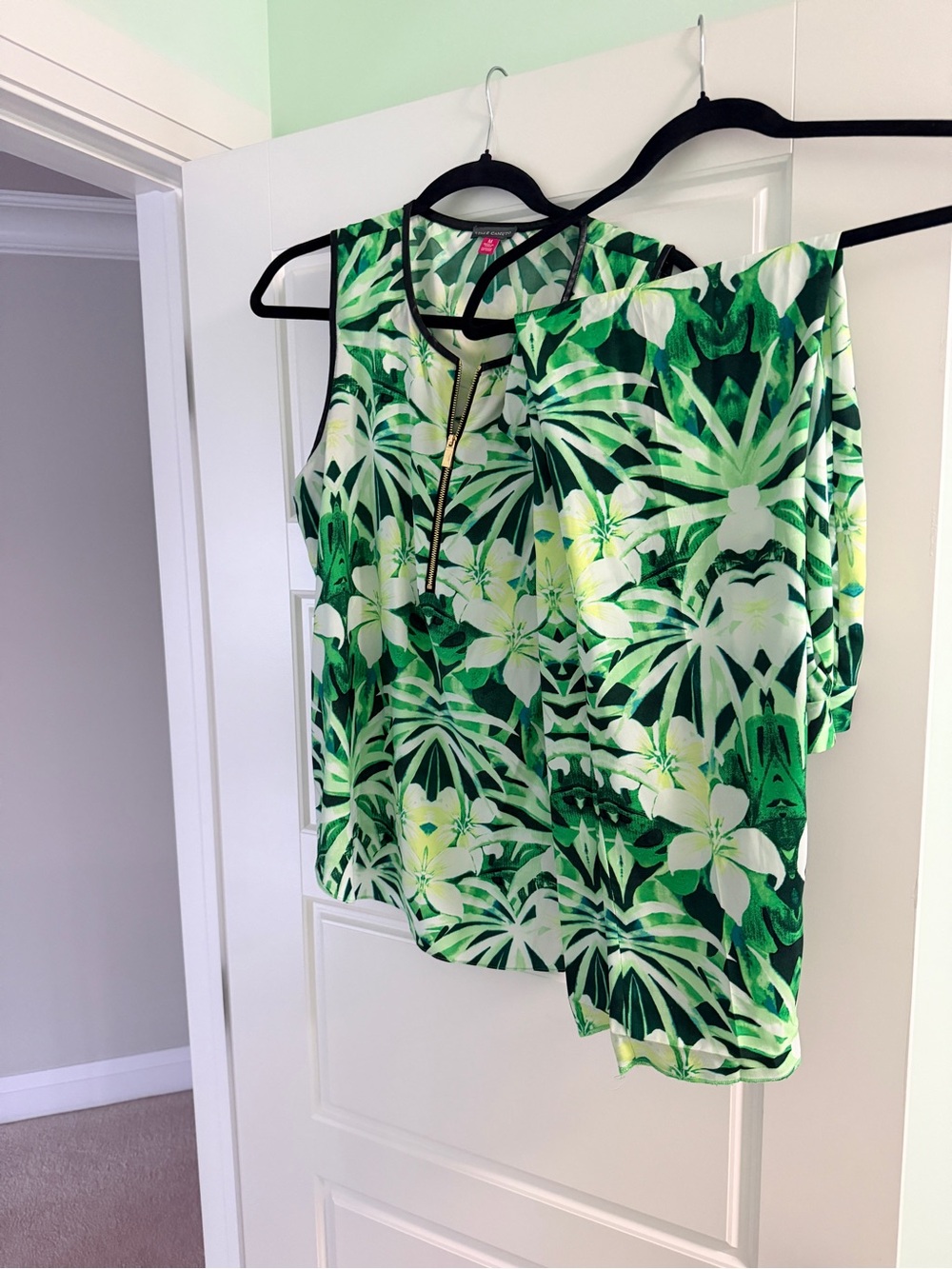 Vince Camuto Green Tropical Print Sleeveless Tank with Zip